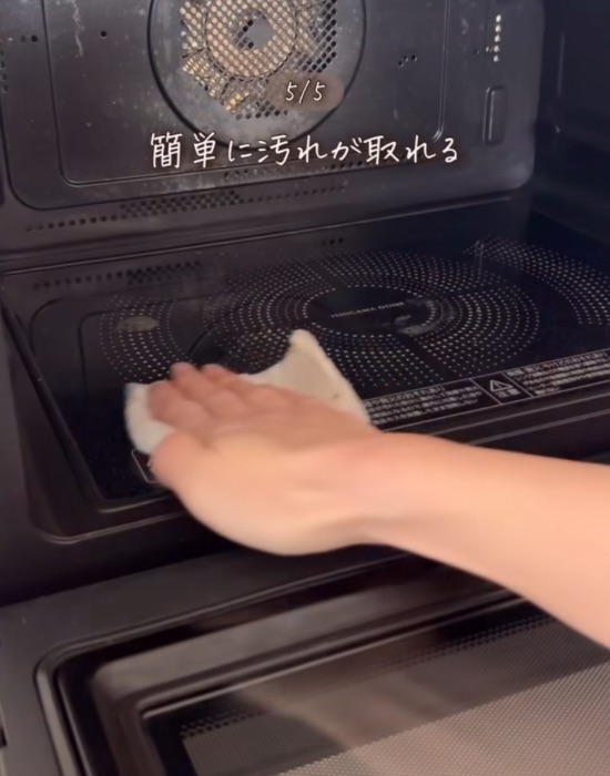 電子レンジの中をキッチンペーパーで拭く様子