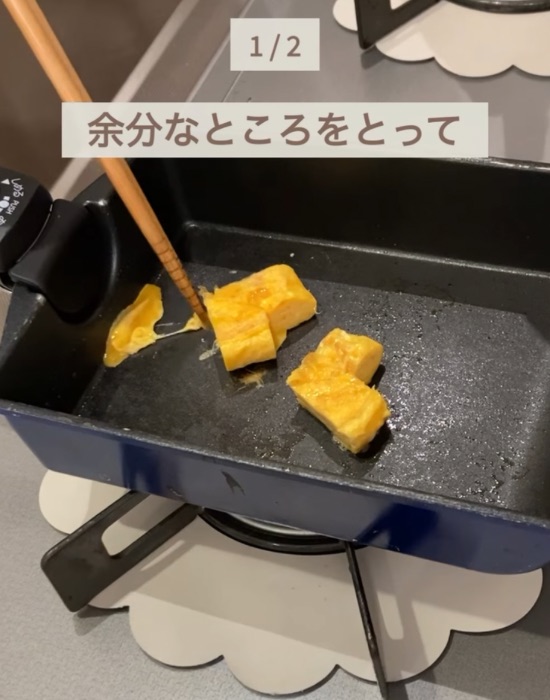 フライパンで卵焼きを作る様子