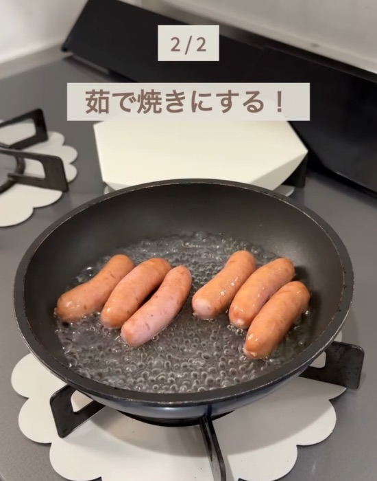 お湯の入ったフライパンでソーセージをゆで焼きする様子