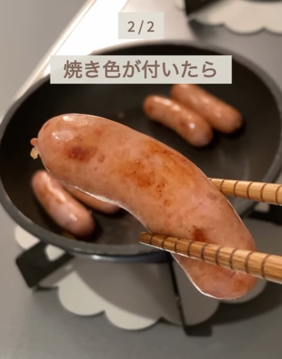 焼き色が付いたソーセージを箸で取る様子