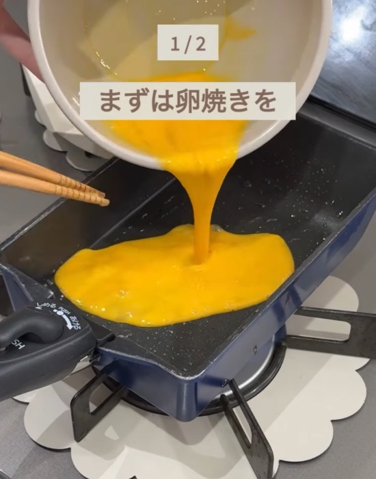 フライパンに卵液を流し込む様子
