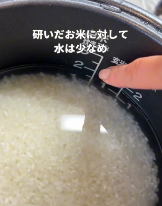 炊飯器の内釜に水と米を入れる様子