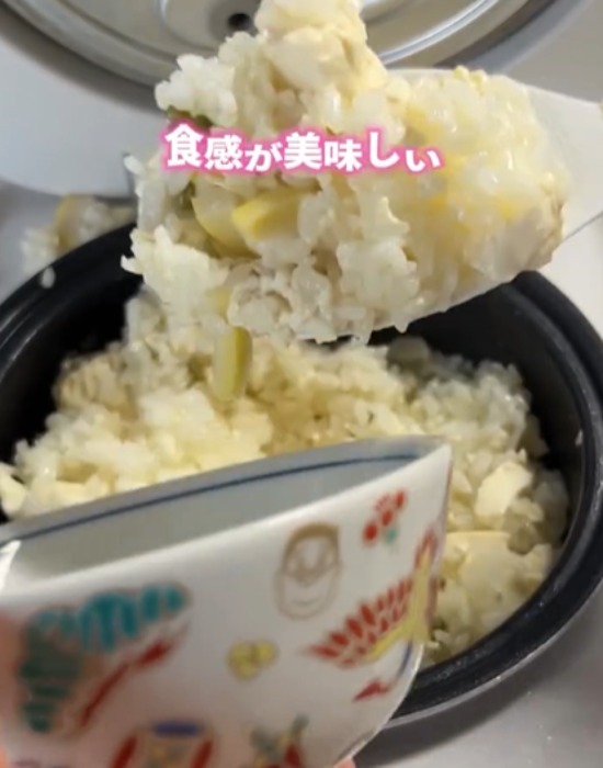 炊き上げたご飯をお茶碗に入れる様子