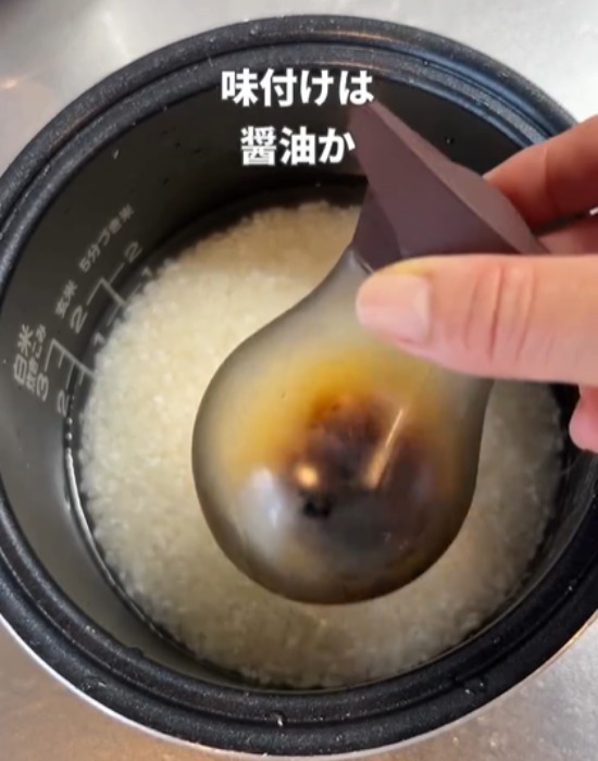 醤油を手にしている様子