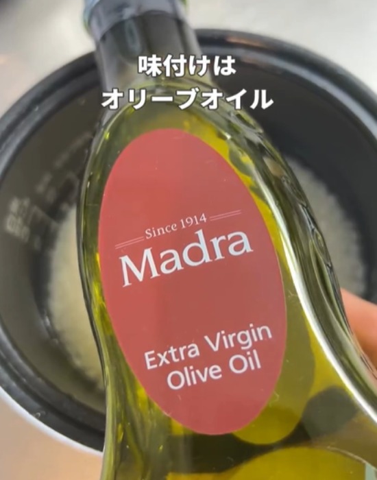 オリーブオイルを手にしている様子