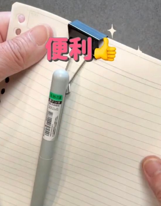 メモを挟んだダブルクリップにボールペンを引っかけた様子