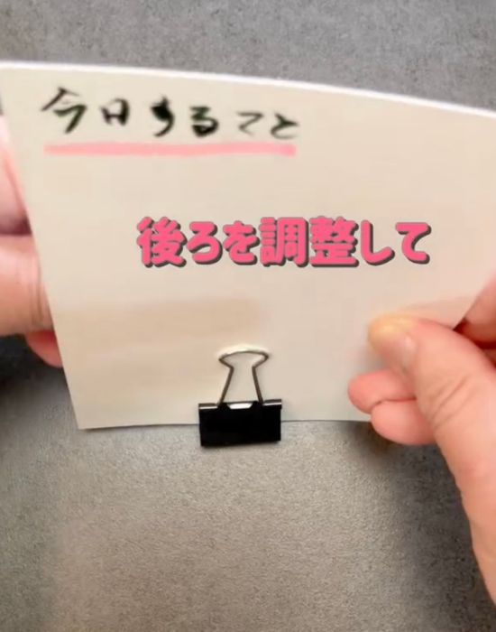 メモを挟んだダブルクリップの表側のレバーを上に上げた様子