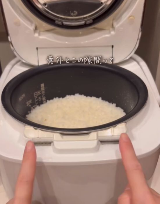炊飯器の差し込み溝を指さす様子