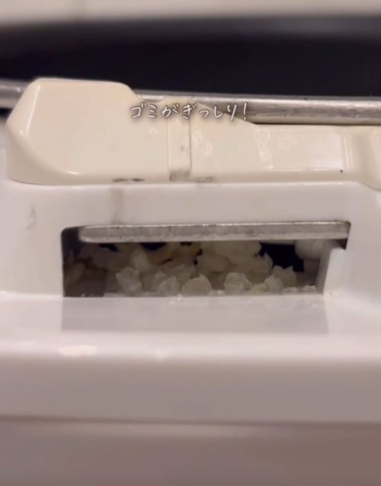 ごはん粒やゴミが入り込んだ炊飯器の差し込み溝