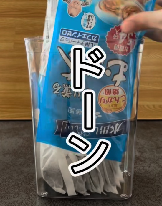 コンテナに袋から麦茶パックを入れている画像
