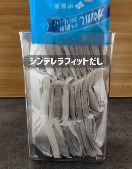 コンテナに入れた麦茶パックがシンデレラフィットしている画像