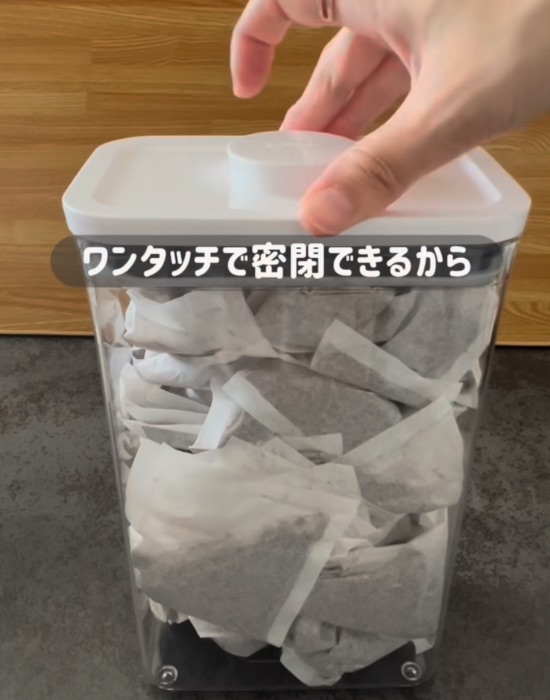 コンテナをワンタッチで密閉している画像