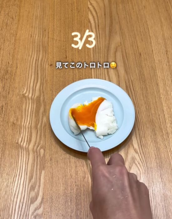 器に盛り付けて割ったポーチドエッグ