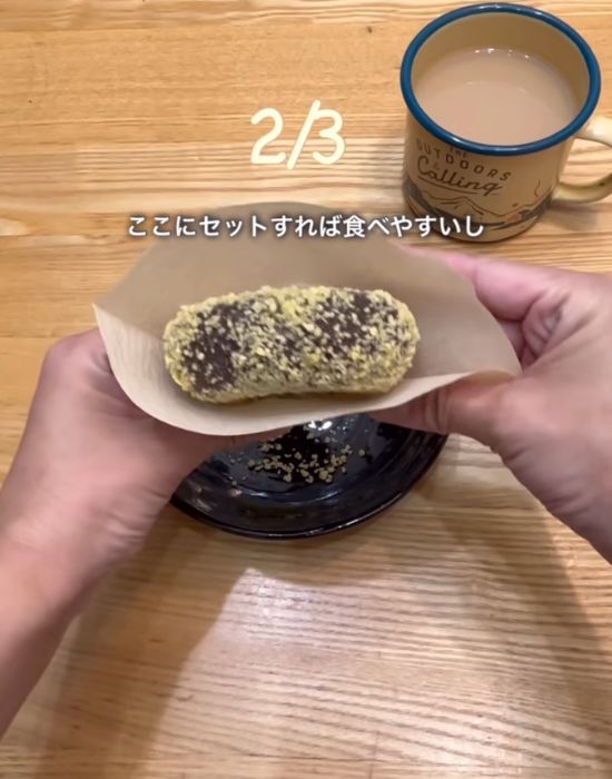 コーヒーフィルターに入れたドーナツを手にしている様子