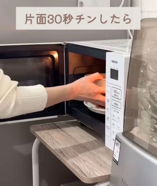 卵液を絡ませた食パンをボウルごと電子レンジに入れる様子