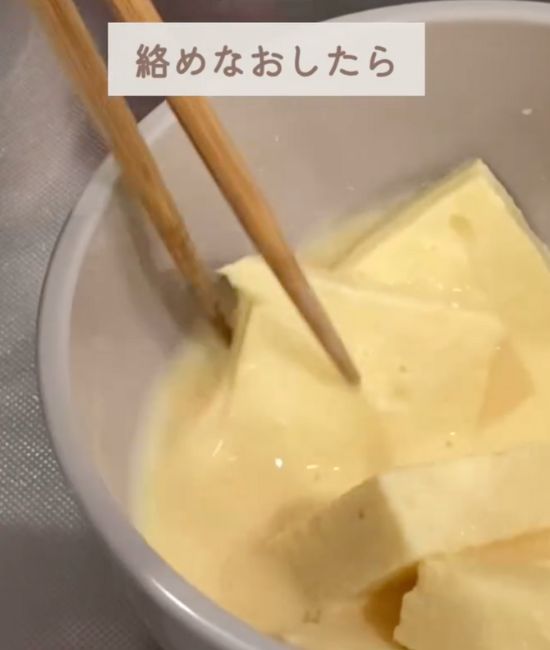 卵液を食パンにしっかりと絡ませる様子