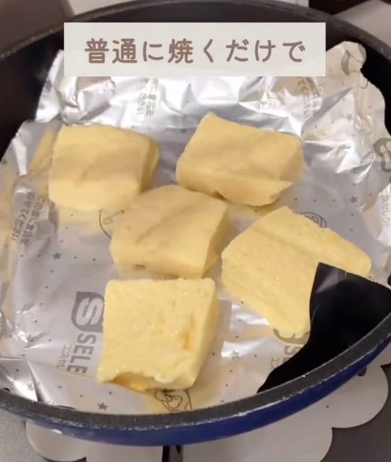アルミシートを敷いたフライパンに卵液を絡めた食パンを並べた様子
