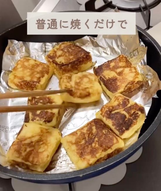焼き目が付いた食パンを箸で裏返す様子