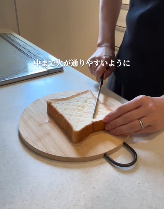 食パンに切り込みを入れる様子