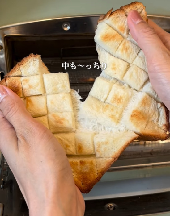 焼き上がったトーストを手でちぎる様子