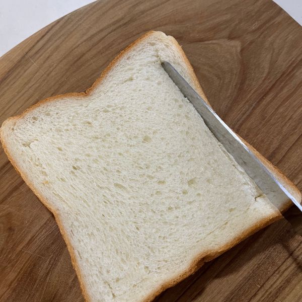 食パンの耳に沿って切り込みを入れる様子