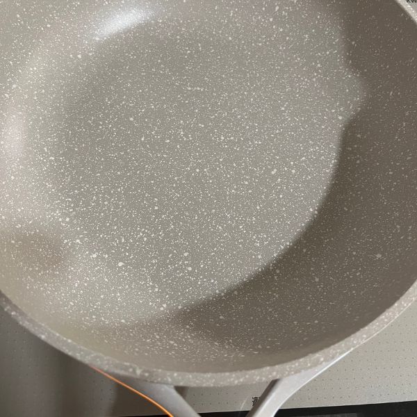 くっ付きにくい加工のフライパンの写真