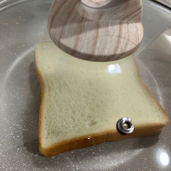 食パンを焼いているフライパンにふたをした様子
