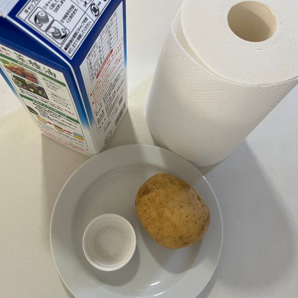 『家庭で作るポテトチップス』の材料を並べた写真