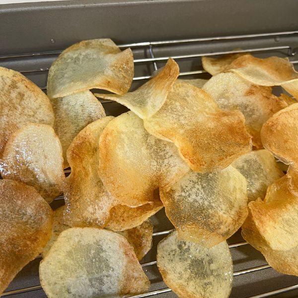 揚げあがったジャガイモを網にあげた様子