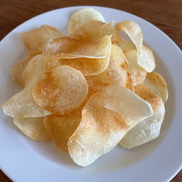 完成したポテトチップスを皿に盛り付けた様子
