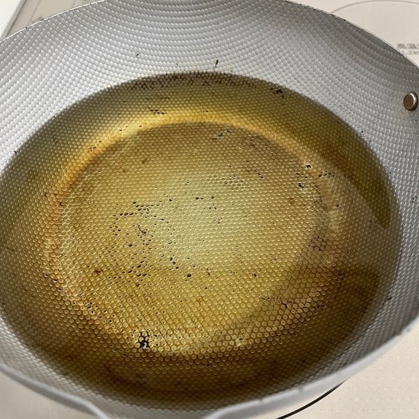 鍋に揚げ油を入れた様子