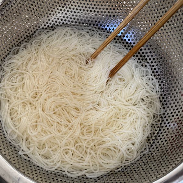 ゆでたそうめんをザルにあげた様子