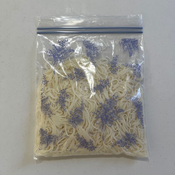 冷凍用保存袋にゆでたそうめんを入れた様子