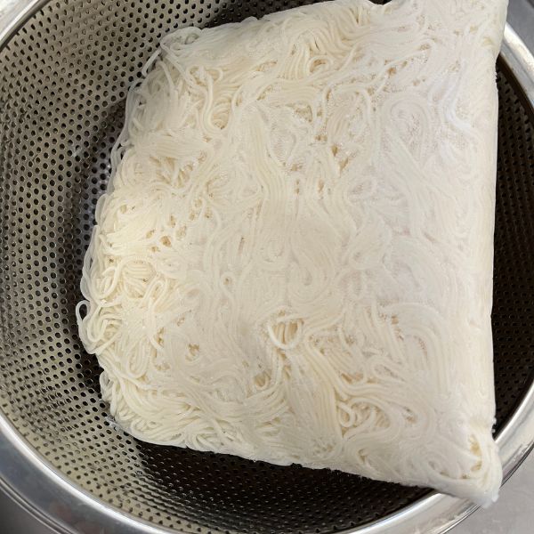 凍ったそうめんをザルに入れた様子