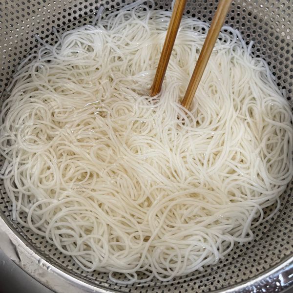 ザルに入れて解凍したそうめんの様子