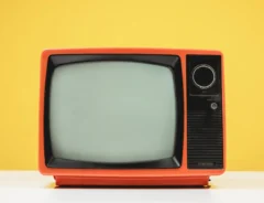 テレビの平均音量はどのくらい？騒音にならない音量や対策を解説