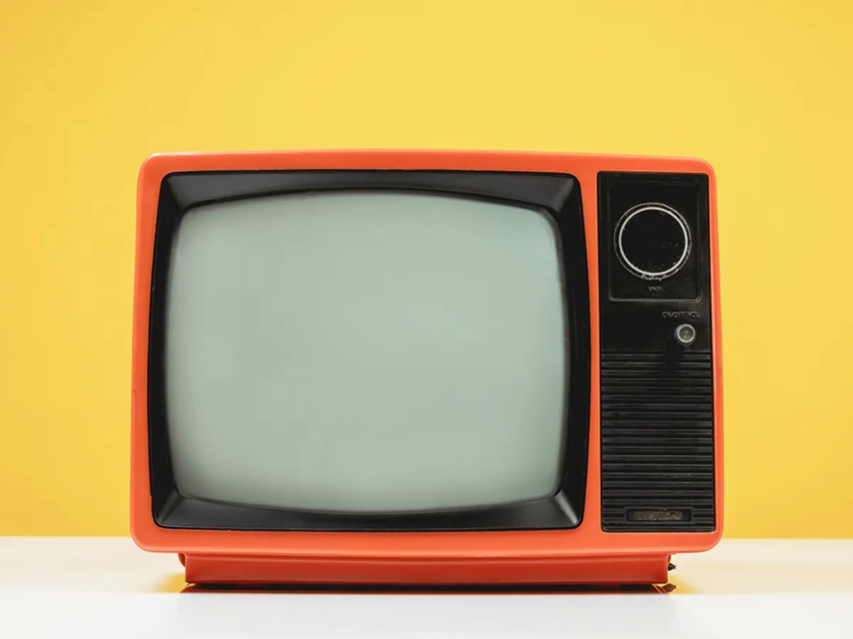 テレビの平均音量はどのくらい?騒音にならない音量や対策を解説