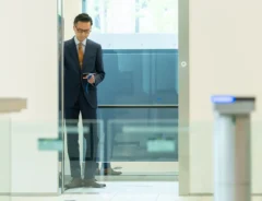 エレベーターのビジネスマナーは？乗る場面から降りる時まで解説