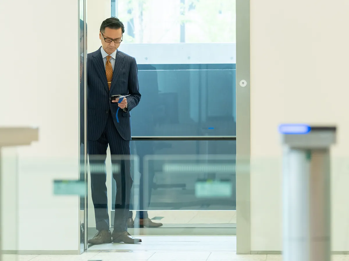 エレベーターのビジネスマナーは?乗る場面から降りる時まで解説