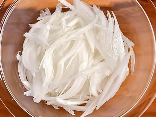 薄切りにしたタマネギの写真