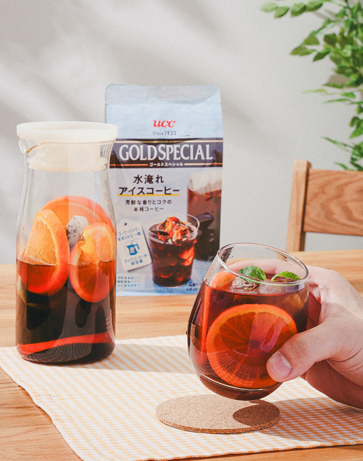 オレンジを入れたアイスコーヒー