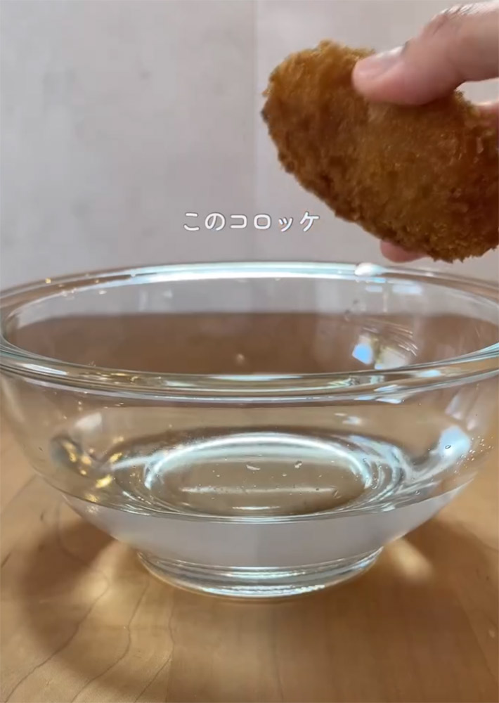 あいこ（aiko_kurashi）さんが紹介した、お惣菜の揚げ物をさらにおいしく食べる方法