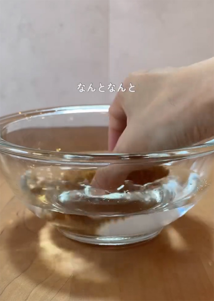 あいこ（aiko_kurashi）さんが紹介した、お惣菜の揚げ物をさらにおいしく食べる方法