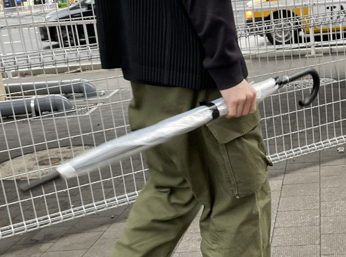 傘を横持ちする男性