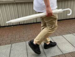 傘を横持ちする男性