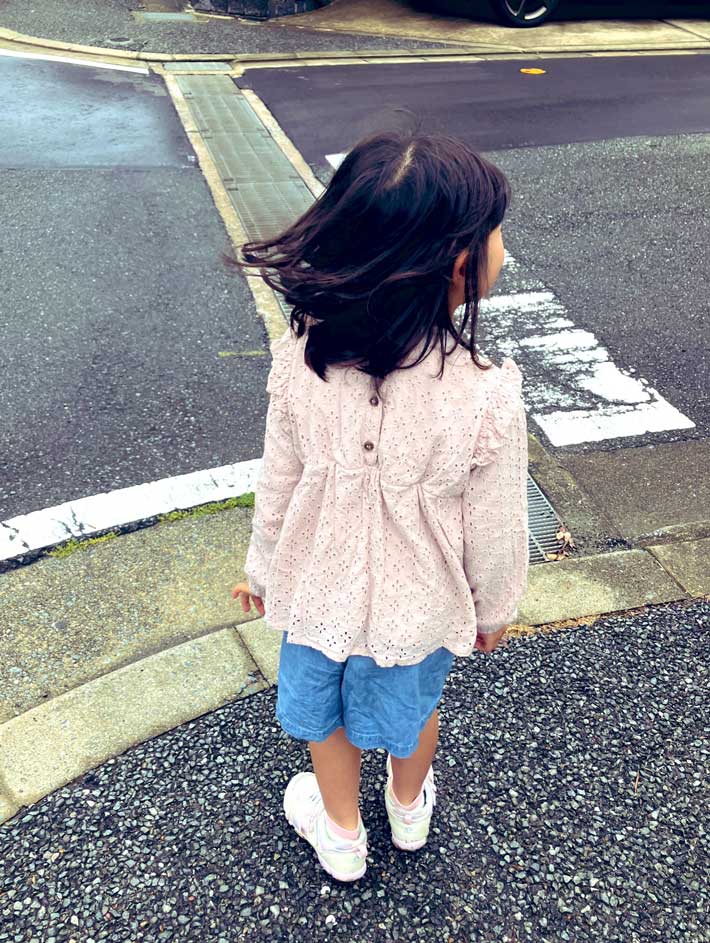 交差点で左右を確認する少女