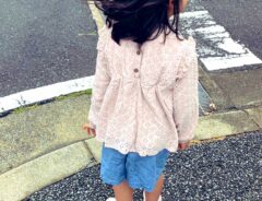 道路を渡る前に右左の確認をする少女
