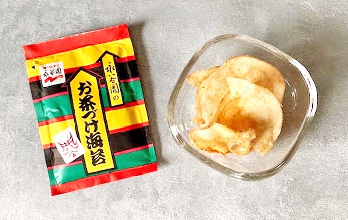 『永谷園のお茶づけ海苔』とポテトチップスの写真