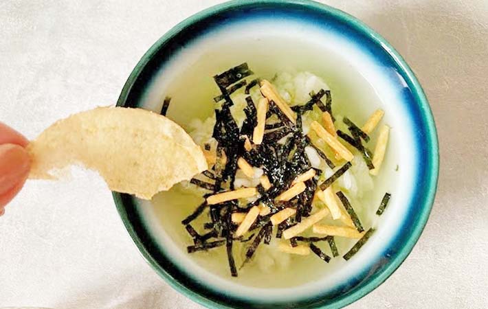 『お茶づけポテチ』を作る写真