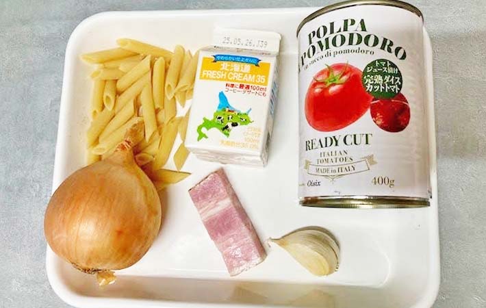 『ペンネ・アッラ・ウォッカ』の材料写真